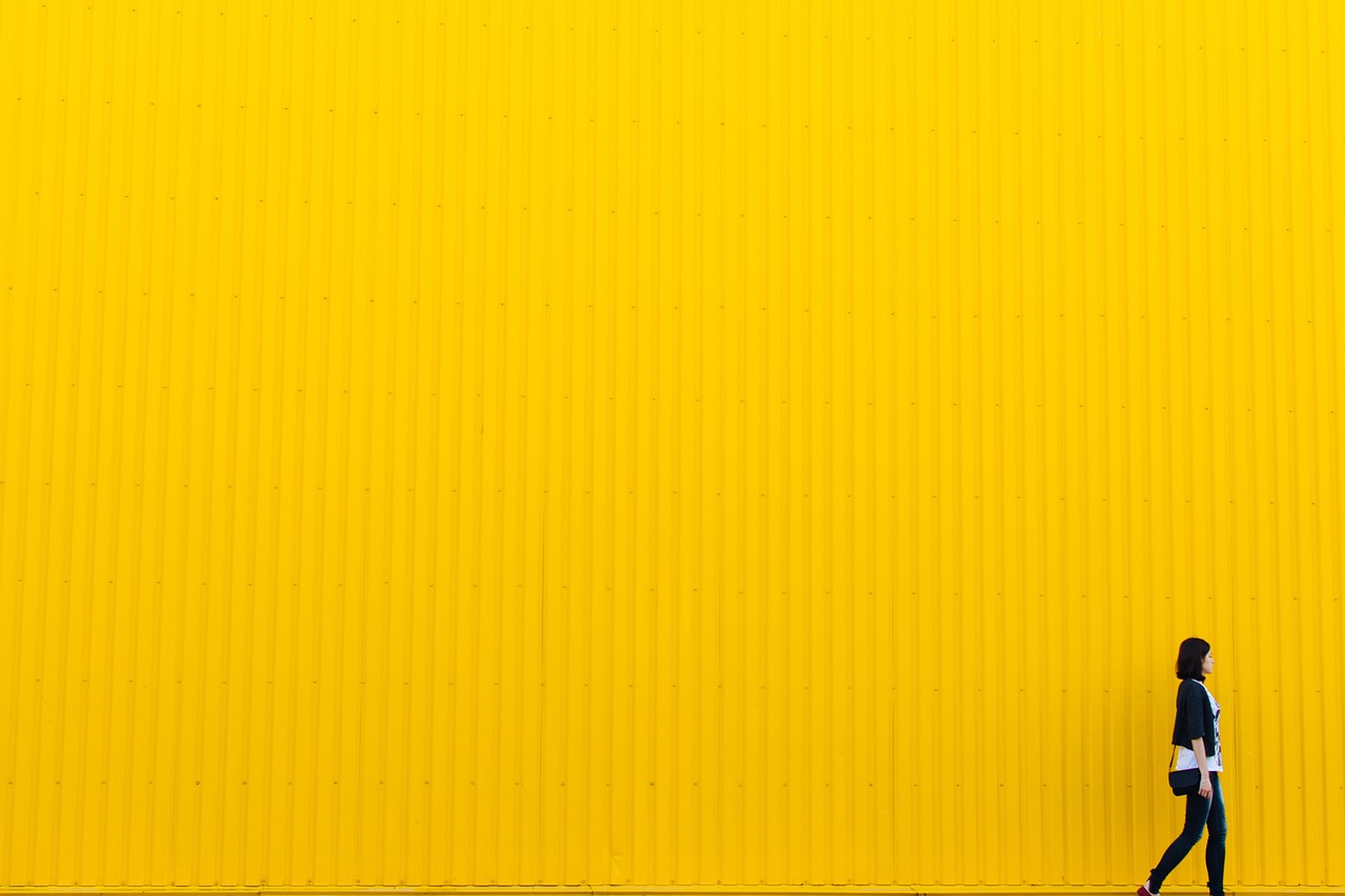 Dynamische kleurenmix op moderne accentmuur.